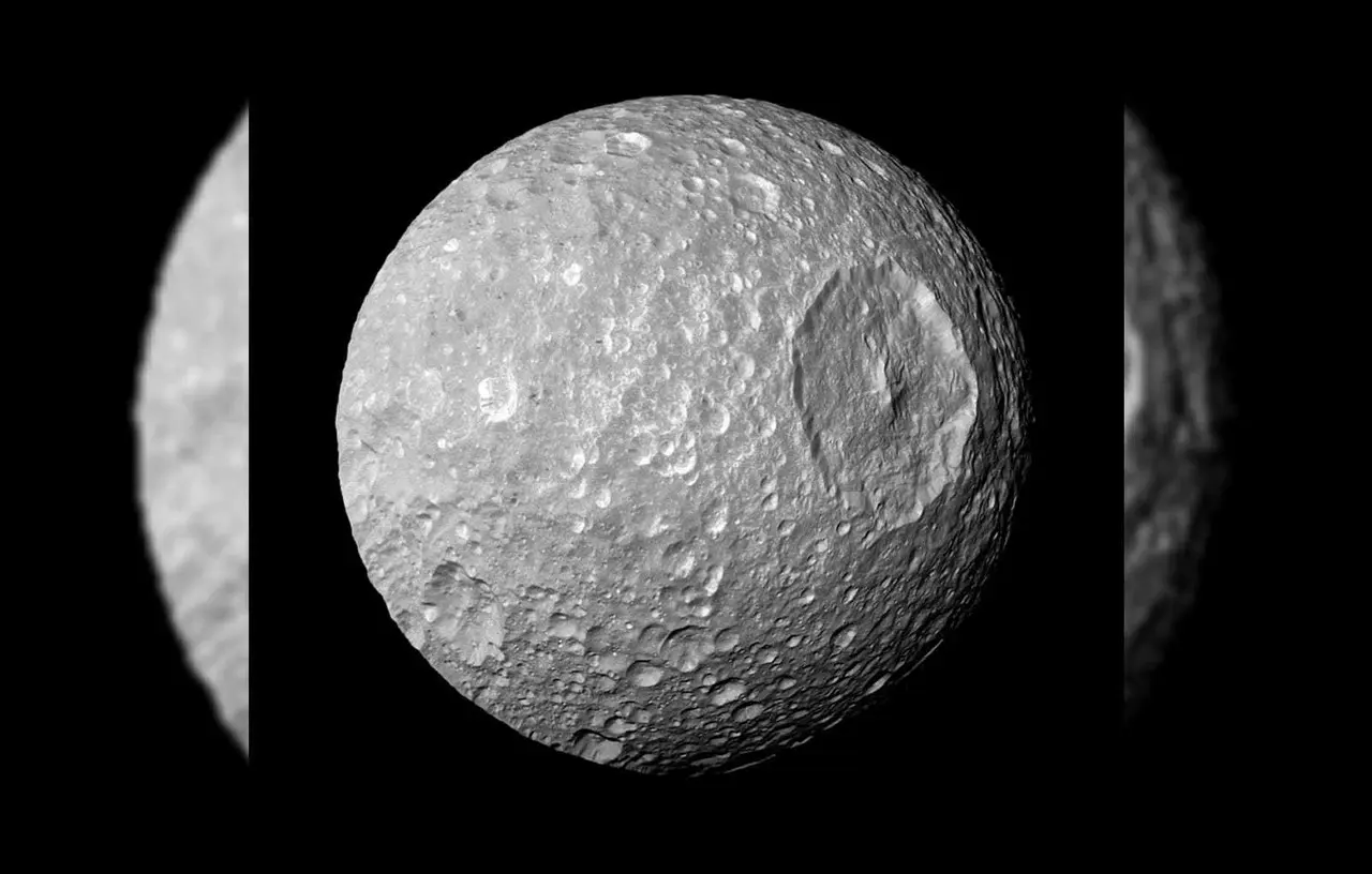 Esta imagen del 13 de febrero de 2010 proporcionada por la NASA muestra la luna Mimas de Saturno y su cráter Herschel, captada por la nave espacial Cassini. (NASA/JPL-Caltech/Space Science Institute via AP)