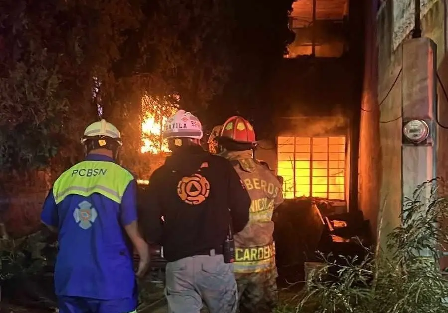 De acuerdo al reporte emitido por Protección Civil de Nuevo León, el fuego se mantenía consumiendo los dos pisos de la vivienda. Foto: Protección Civil de Nuevo León.