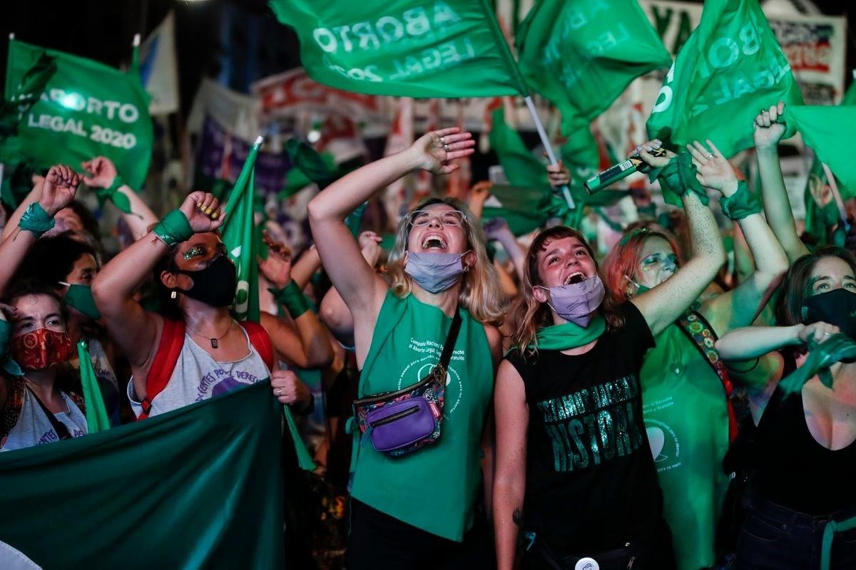 Colectivos feministas protestando contra la penalización del aborto en Argentina Foto: X(Twitter) @BGimeno3