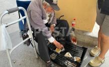 Abuelito de 96 años vende galletas en Guadalupe