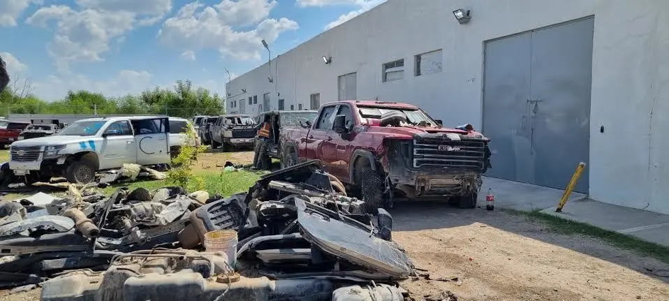 Unidades con blindaje artesanal destruidas en Reynosa. Foto: FGR