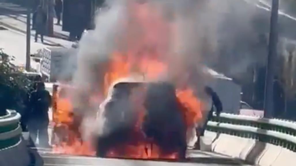 VIDEO: Se incendia coche en el Periférico de la Ciudad de México