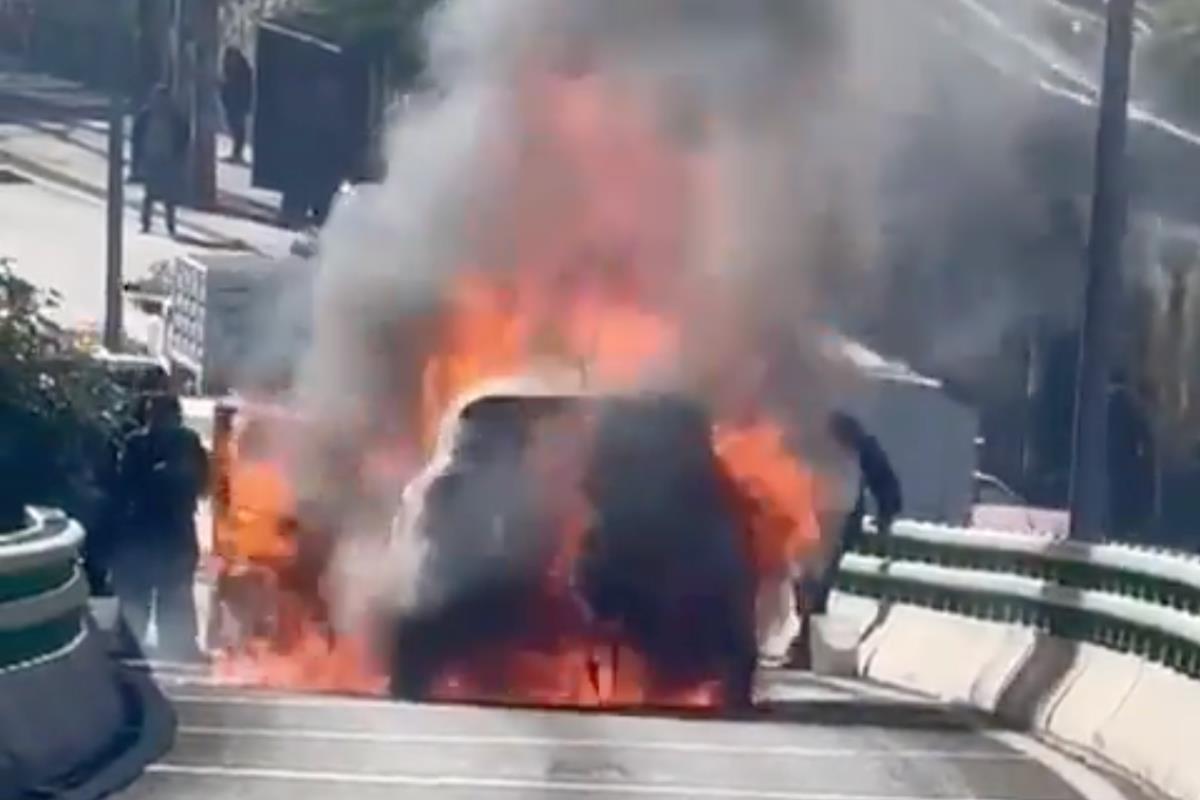 La camioneta se incendió en las inmediaciones de la colonia Jardines del Pedregal, sobre el Periférico. Fuente: X (antes Twitter)/@POSTACDMX