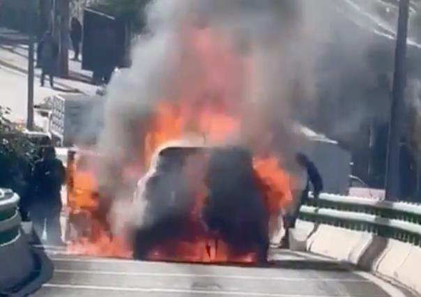 VIDEO: Se incendia coche en el Periférico de la Ciudad de México