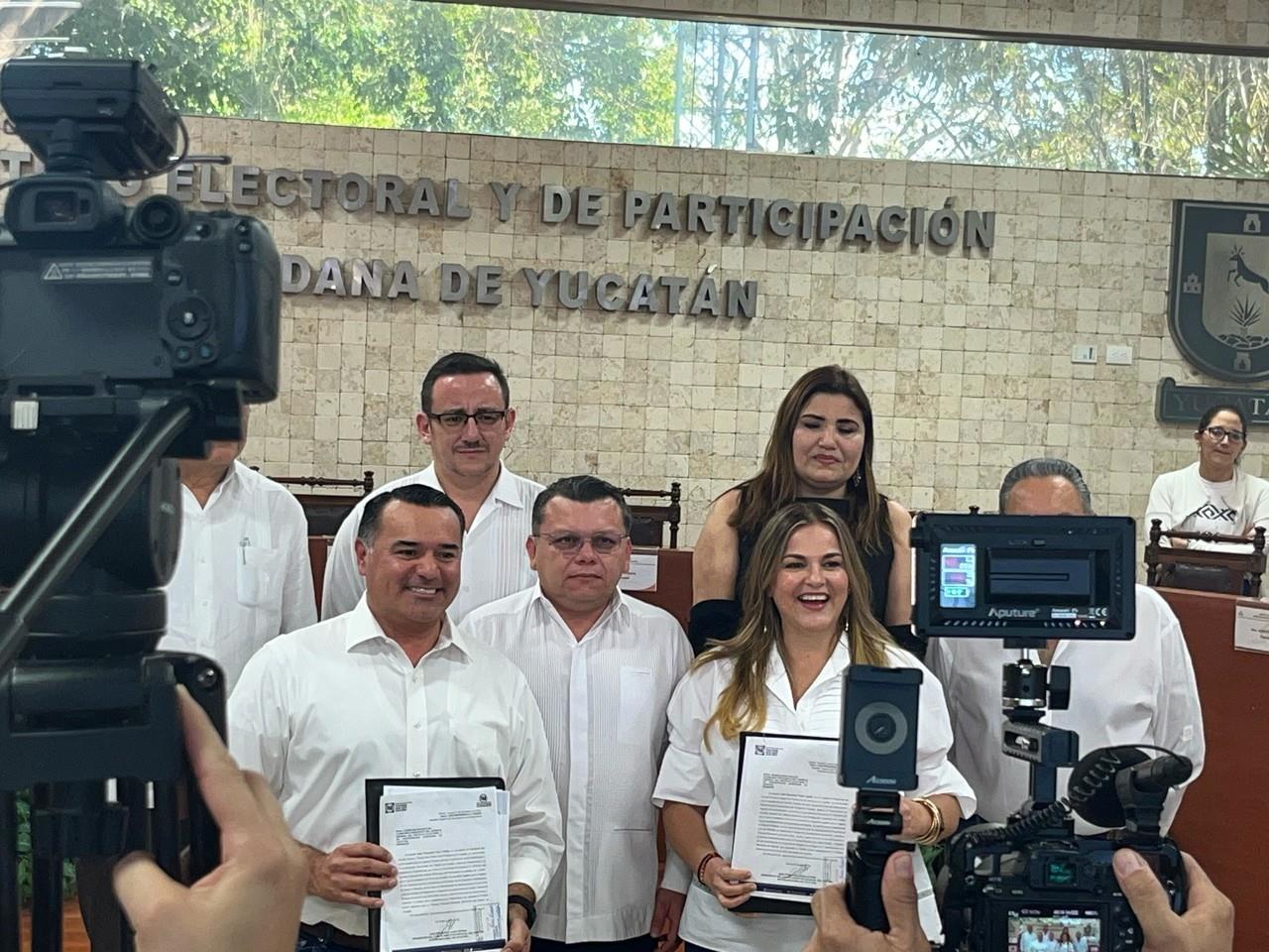 Renán Barrera Concha y Cecilia Patrón Laviada hicieron formal sus candidaturas ante el IEPAC. Foto: Omar Xool Montelongo