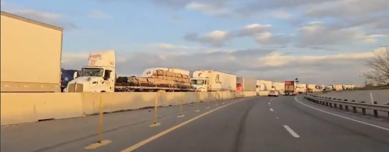 Largas filas de tráilers se produjeron por fallas en el sistema del SAT en el Puente Internacional de Comercio en Nuevo Laredo, Tamaulipas. Foto: Redes Sociales