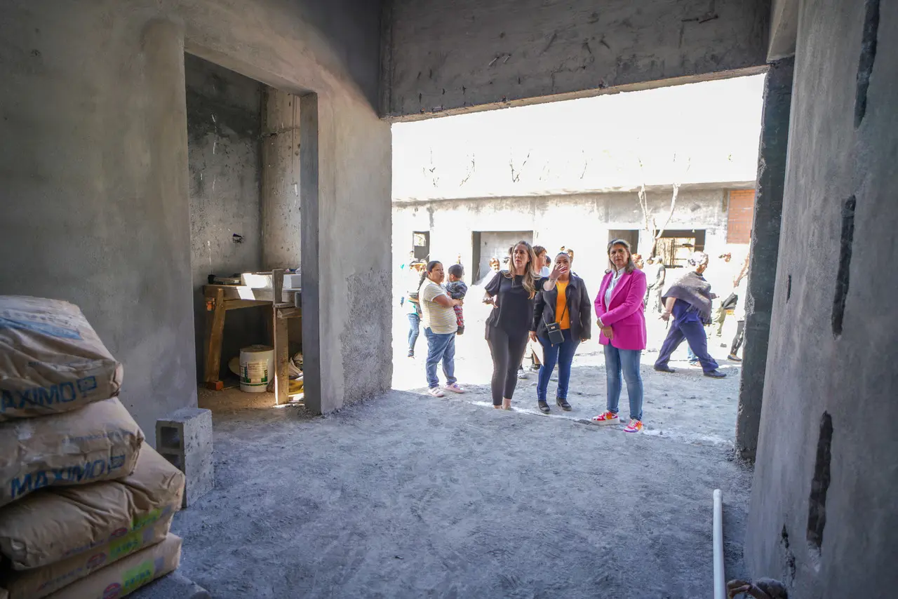 Durante un recorrido de supervisión, la secretaria Martha Herrera, acompañada por vecinos de la colonia, destacó que el centro comunitario ofrecerá una amplia variedad de cursos y talleres. Fotos: Gobierno de Nuevo León