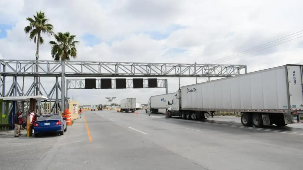 Reanuda a cuentagotas paso de camiones en Nuevo Laredo