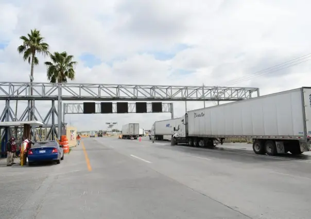 Reanuda a cuentagotas paso de camiones en Nuevo Laredo