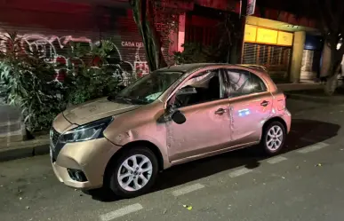 Auto volcado tras ser impactado por conductor que se dio a la fuga