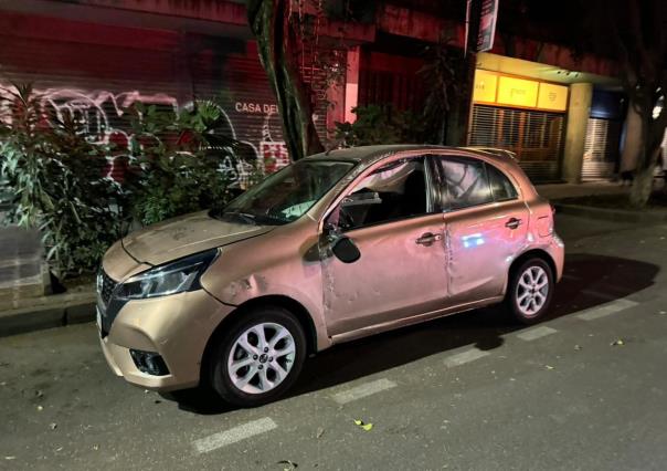 Auto volcado tras ser impactado por conductor que se dio a la fuga