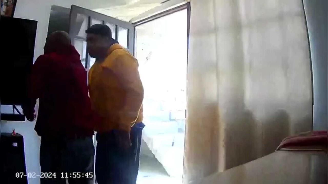 Graban a sujetos robando objetos de valor en una casa de Chalco. Foto: Cortesía Vecinos