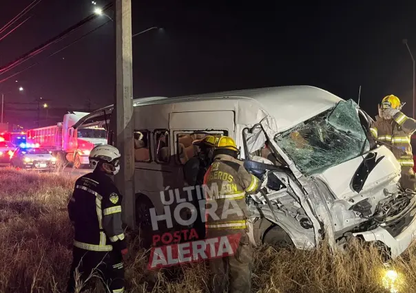 Se estrella camioneta de personal contra poste en García