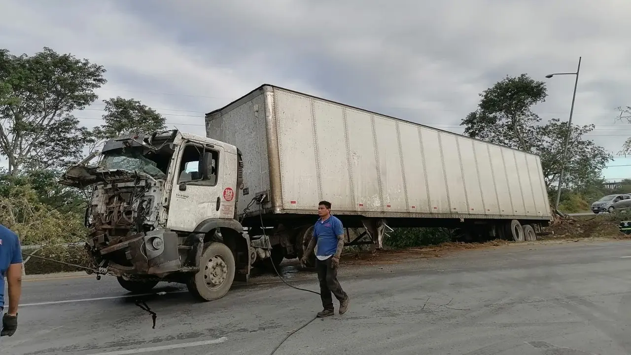 Elementos de seguridad resguardaron la zona del accidente Foto: Redes sociales