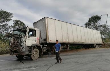 Tráiler sufre aparatoso accidente y provoca caos vial en Periférico de Mérida