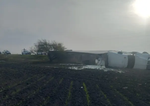 Vuelca tractocamión en San Fernando