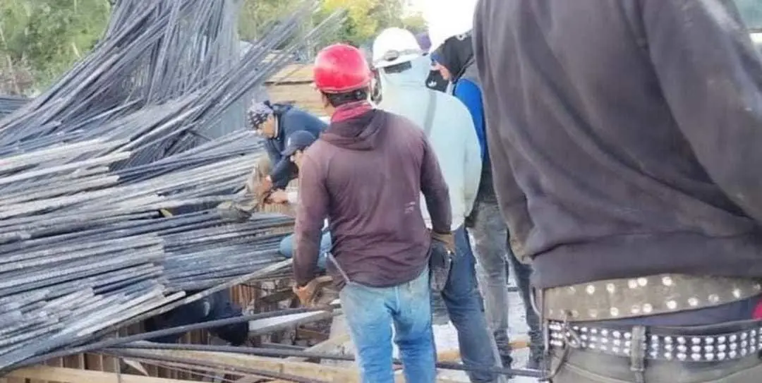 Colapsó una estructura del Tren Maya en Bacalar, Quintana Roo. Dos trabajadores resultaron heridos. FOTO: Stephany Almaraz, vía @azucenau