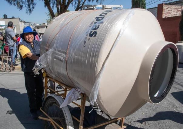 Con tinacos, habitantes de Atizapan buscan aliviar la crisis del agua