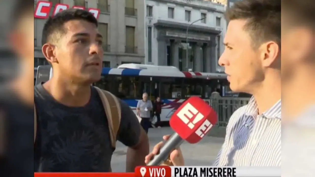 Fue a través de X, antes Twitter, que se difundió el momento en que el reportero de Canal 22 se encontraba realizando entrevistas en vivo desde la plaza Miserere, en Buenos Aires. Foto: Captura de pantalla