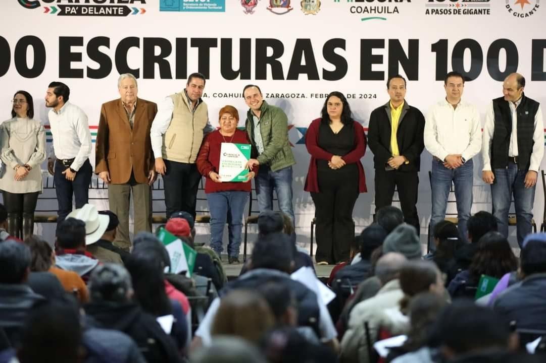 El mandatario estatal informó que además de las escrituras, se está trabajando en obras, proyectos y programas de la mano con los alcaldes y alcaldesas de Coahuila. (Fotografía: Gobierno de Coahuila)