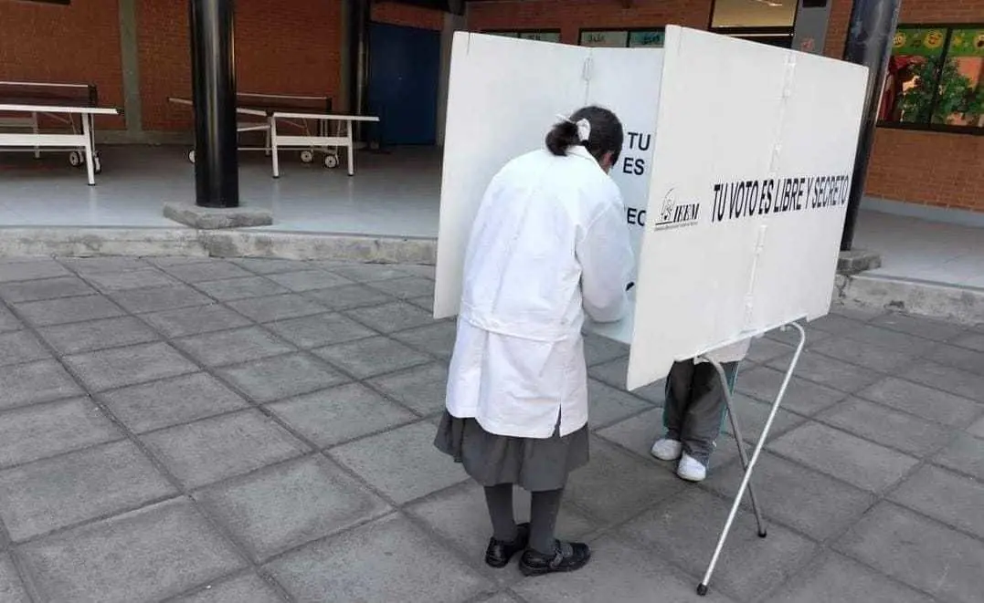 Niños mexiquenses viven la experiencia de una jornada electoral. Foto: IEEM