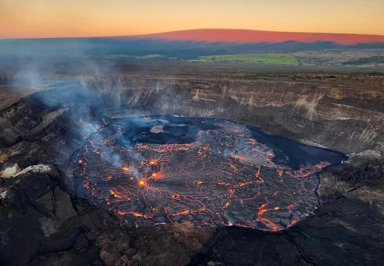 Un sismo de magnitud 5.7 sacudió el volcán activo más grande del mundo, Mauna Loa, en la Isla Grande de Hawái. Foto: Twitter @nicksortor