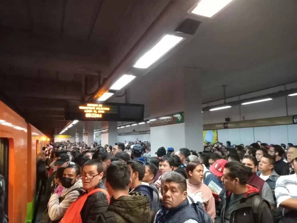 La Línea 12 del Metro deja a miles varados, a una semana de su reapertura Fotos y videos: Ramón Ramírez