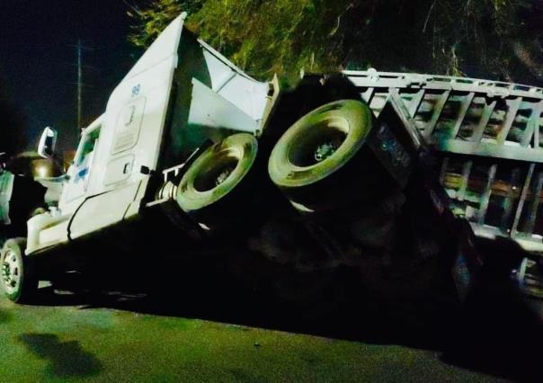 Vuelca tráiler en vías del tren en Apodaca