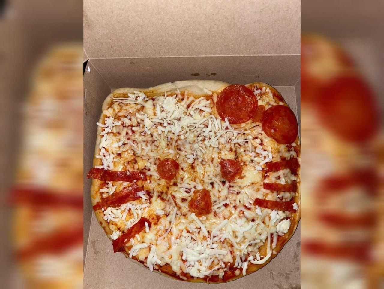La pizza es de tamaño personal, y contiene salsa de tomate, queso y peperoni todo ello da forma a la gatita. Foto: Cynthia Pardo.