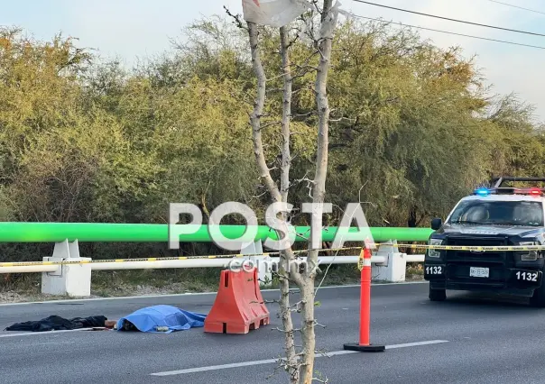 Muere hombre tras intentar cruzar autopista en Apodaca