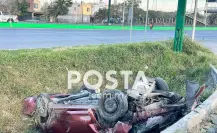Cae a canalón con todo y auto (VIDEO)
