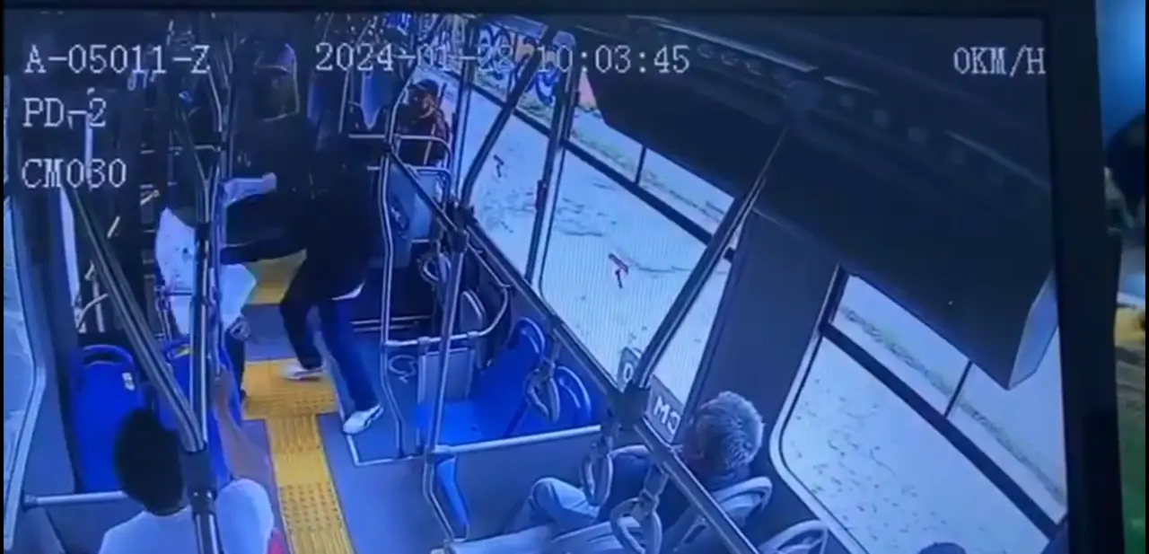 El conductor se golpeó contra el asfalto tras ser empujado con fuerzas por el pasajero Foto: Redes sociales