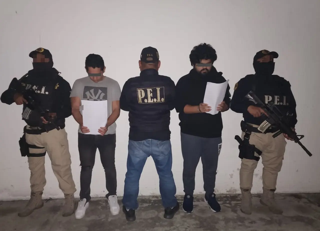 Los detenidos son señalados por presuntamente robar dinero en efectivo y varios artículos en un predio de Mérida Foto: FGE