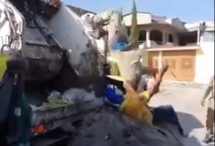 Empleados se divierten en su camión de trabajo. Fotos. Captura
