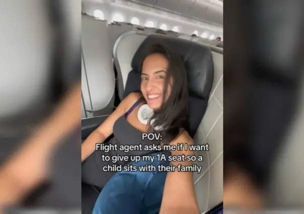 Se burla mujer de padres al no cede asiento avión para su hijo (VIDEO)