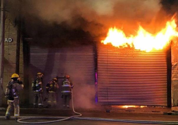 Intenta rescatar algo tras incendio en tienda del centro de Saltillo