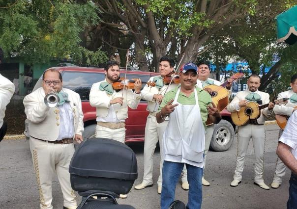 Con música de  Mariachi se retira como taquero Marcelino, luego de 33 años