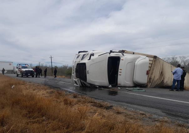 Vuelca tráiler en carretera Victoria-Monterrey