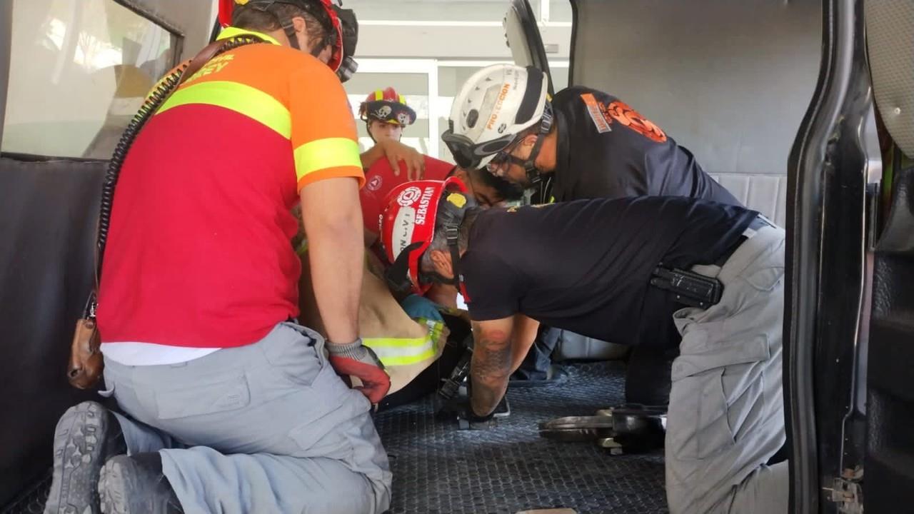 Atienden a una persona que tenía una varilla empalada en la pierna. FFoto. PCNL