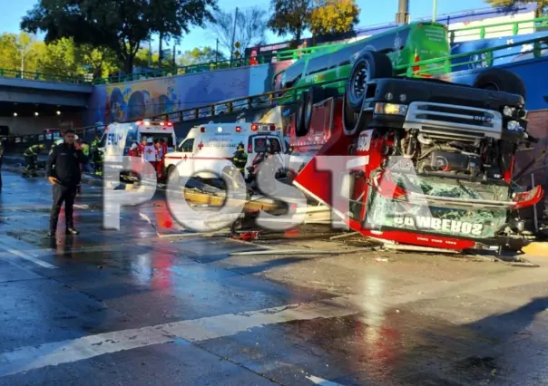 Camión cisterna de bomberos termina volcado en Circuito Interior