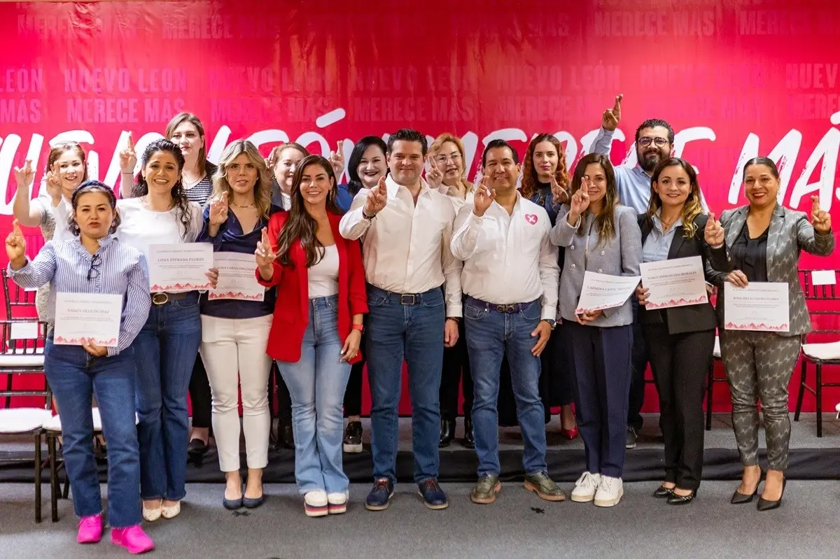 Francisco Cienfuegos entregó los nombramientos de los delegados municipales para la campaña de Xóchitl Gálvez. Foto: Especial