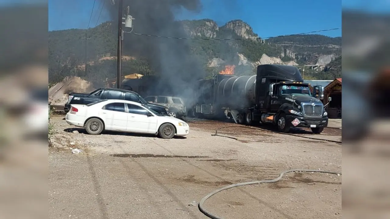 Se incendia pipa en la Supercarretera a Mazatlán