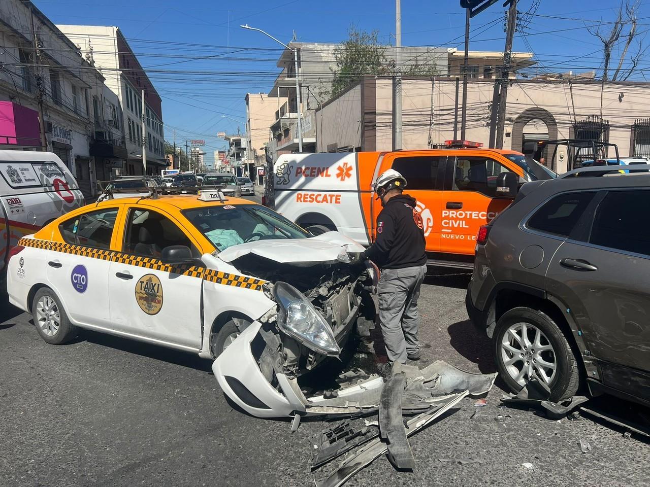 Tres lesionados en accidente vial en el centro de Monterrey