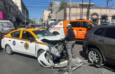 Tres lesionados en accidente vial en el centro de Monterrey