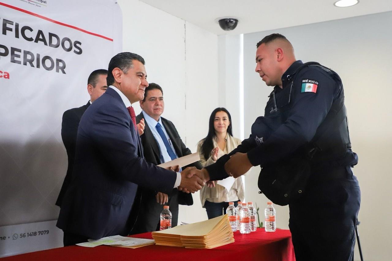 La conclusión de estudios de bachillerato de los 50 policías municipales es parte de la profesionalización en la corporación, afirmaron las autoridades. Foto: Gob. de Tlalnepantla