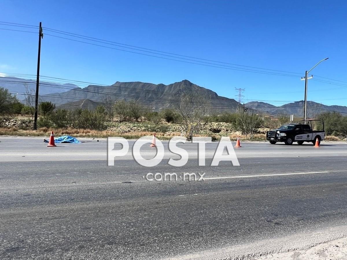 Una de las víctimas, de entre 30 a 40 años de edad, fue ejecutada con el tiro de gracia a la altura del kilómetro 8 de la carretera Heberto Castillo, del municipio de García.  Foto: Raymundo Elizalde