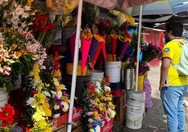 Floristas del Mercado Lucas de Gálvez se alistan por San Valentín