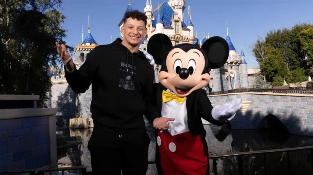 Súper Bowl LVIII: Patrick Mahomes celebra en Disneylandia