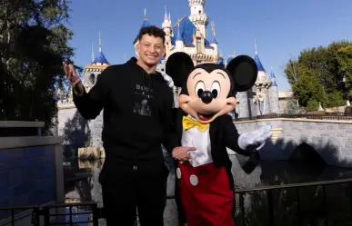 Súper Bowl LVIII: Patrick Mahomes celebra en Disneylandia