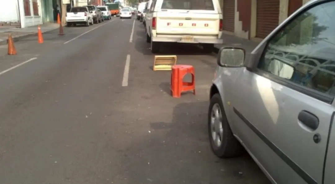 El Bando Municipal de Toluca impide apartar lugares de estacionamiento. Imagen: Ciudadanos en Red.